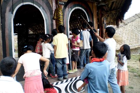 TEACHER EXPLAINING ABOUT THE MORUNG 